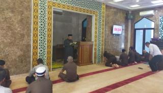 Keutamaan Orang yang Berjalan Kaki Menuju Masjid di Waktu Subuh dan Isya