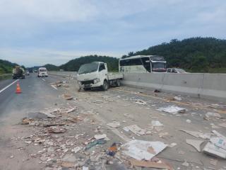 Pickup Bermuatan Bahan Bangunan Pecah Ban di Tol Pekanbaru-Dumai