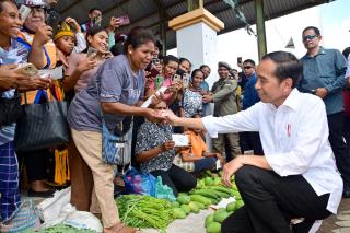 Kunjungi Pasar Danga, Presiden Cek Harga Hingga Beli Mangga dan Tempe