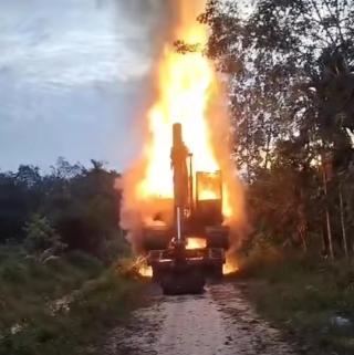 Ada Ekscavator Proyek Jalan Terbakar di Kampar, Ini Penjelasan Polisi