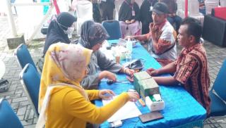 Peringati Hari Kesetiakawanan Sosial Nasional, Kemensos RI Gelar Operasi Katarak Gratis di Riau