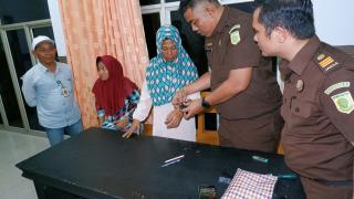 Kejari Rohil Gunakan Tekhnologi Canggih, 2 Tahanan Kota Dipasangkan Gelang Detection Kit