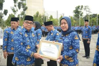 Gubri Edy Nasution Serahkan Piagam Penghargaan Pegawai Berprestasi 2023