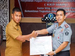 Pemda Kampar Raih Penghargaan Sebagai Kabupaten Peduli HAM