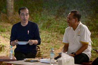 Saat Presiden Nikmati Malam di IKN dengan Santap Nasi Goreng