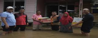 Tinjau Banjir di Cerenti, Sekda Kuansing SErahkan Bantuan