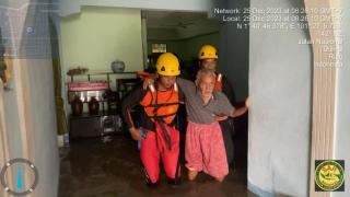 Dua Lansia di Dumai Terjebak Banjir, Basarnas Lakukan Evakuasi