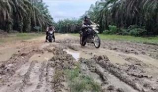Lewati Jalan Berlumpur, Polsek Kunto Darussalam Sosialisasi Pemilu 2024