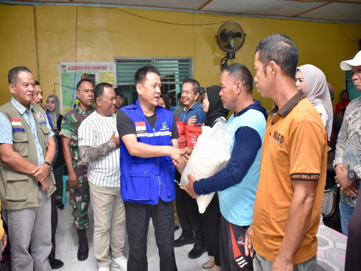 Pemkab Kampar Serahkan Bantuan 9,9 Ton Beras untuk Korban Banjir di Siak Hulu