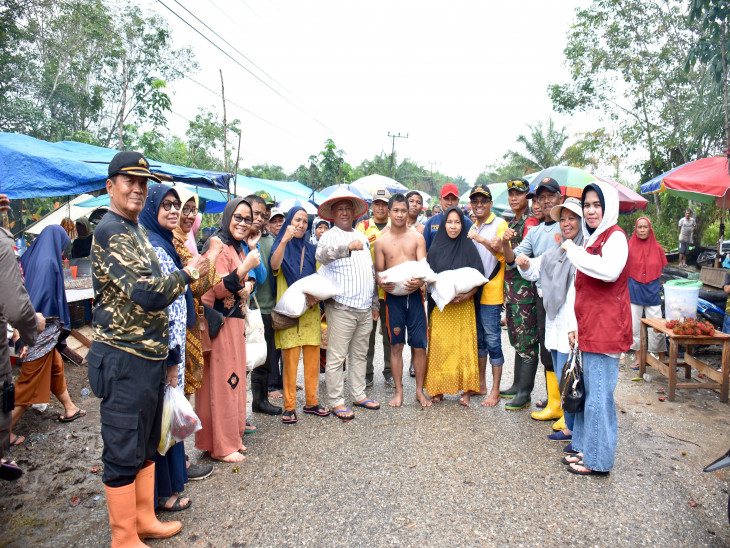Plh Sekda Kampar Tinjau Kondisi Banjir di Desa Buluh Cina