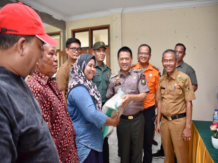 Pj Bupati Tinjau dan Berikan Bantuan 2,5 Ton Beras untuk Korban Banjir di Kampar Kiri Hilir