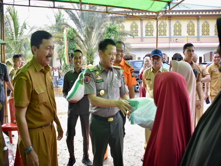 Pj Bupati Kampar Serahkan Bantuan untuk Korban Banjir di Desa KualuÂ 
