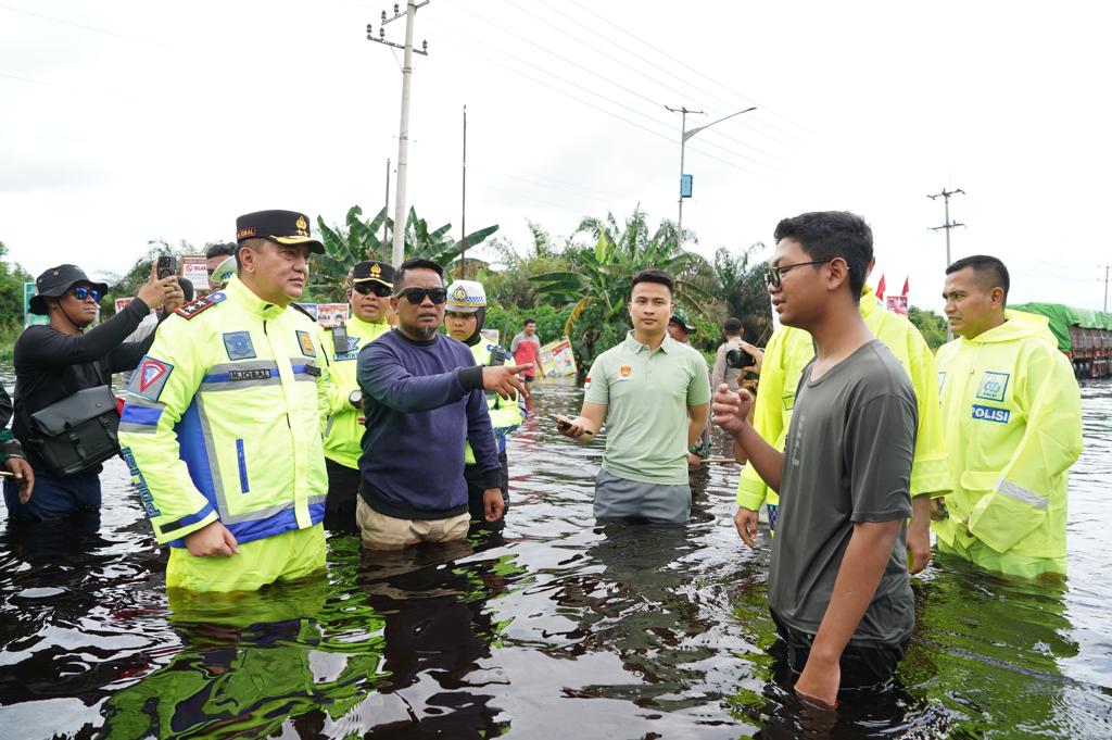 Terjang Banjir di Pelalawan, Kapolda Riau Salurkan Bantuan