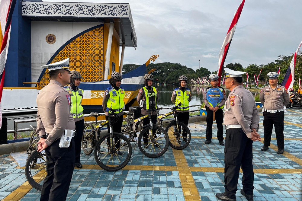 Bawa Coklat dan Pesan Pemilu Damai, Polwan Cantik Beraksi di CFD Rengat