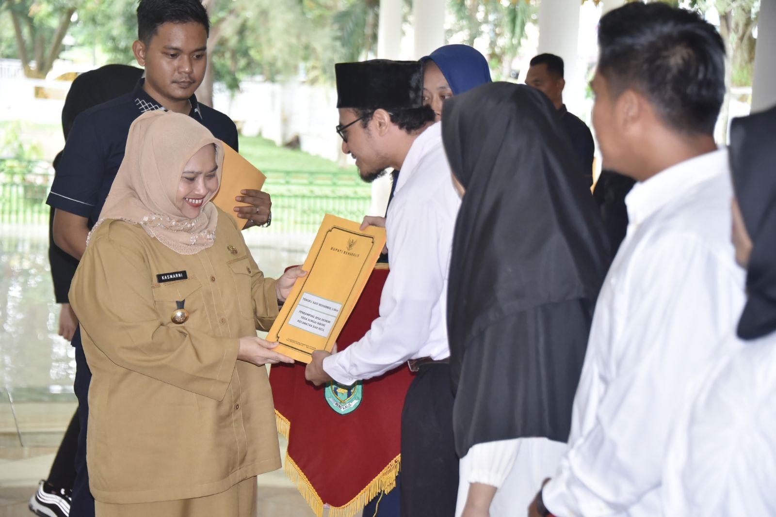 Bupati Kasmarni Serahkan SK Pengangkatan 2024 Kepada 341 Pemdes/Kelurahan Kabupaten Bengkalis