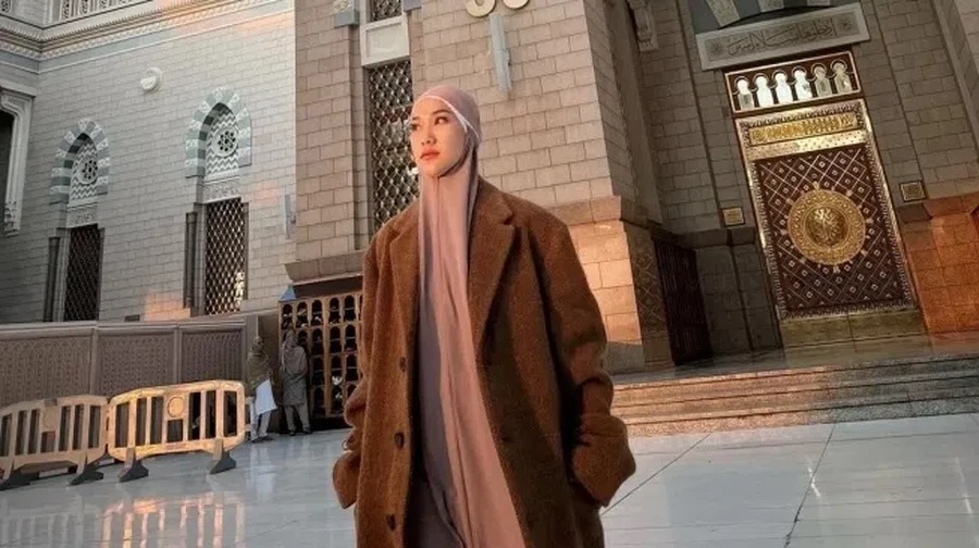 Pakai Jaket Ashraf Saat Umrah, Bunga Citra Lestari Tuai Pujian