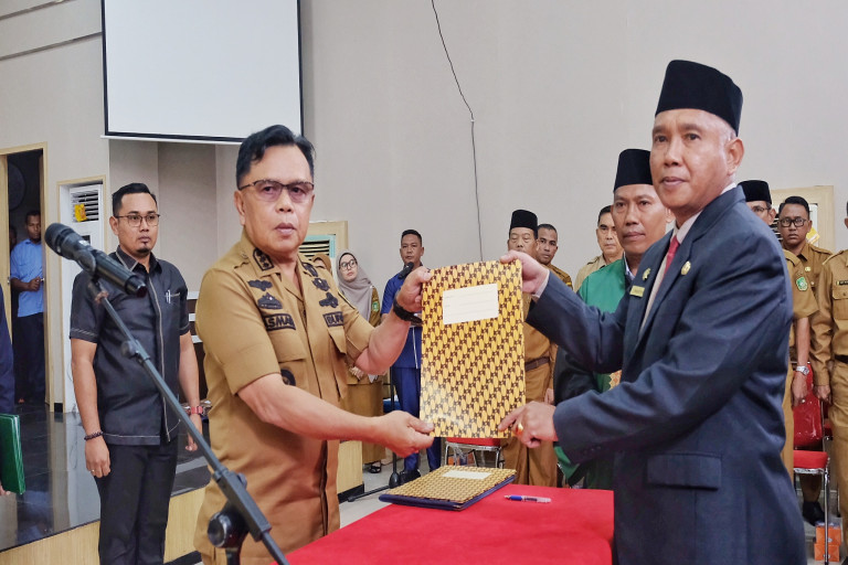 Plt Bupati Asmar Lantik 8 Pejabat Eselon II Pemkab Meranti