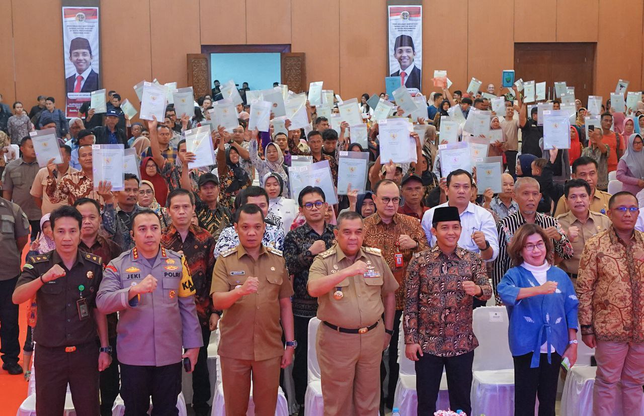 Wamen ATR/BPN bersama Gubri Serahkan 500 Sertifikat Tanah untuk Warga Pekanbaru