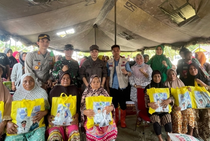 Masyarakat Rantau Kopar Terdampak Banjir, Kajari Rohil Bersama Forkompinda berikan Bantuan