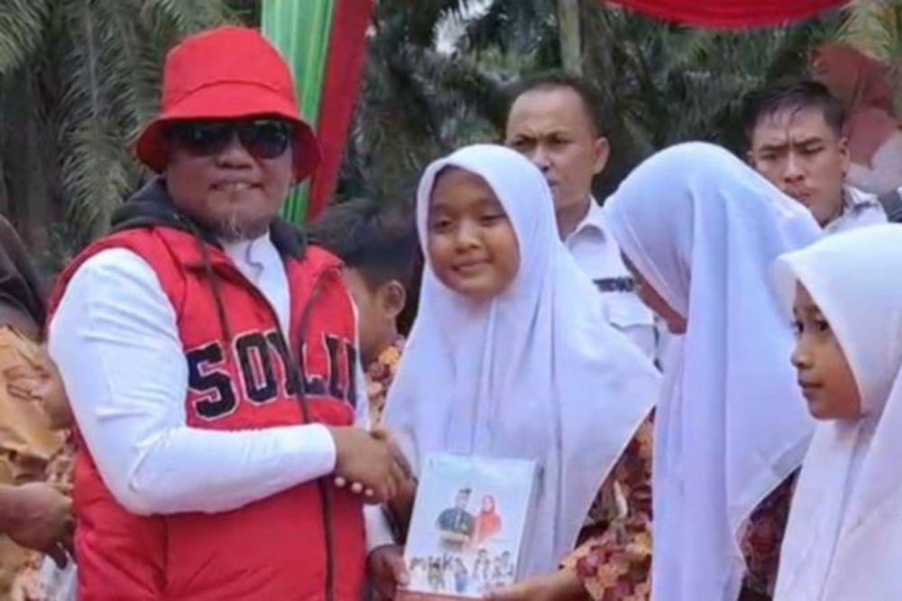 Mantap! Semua Pelajar SD dan SMP di Pelalawan Diberikan Buku Tulis Gratis