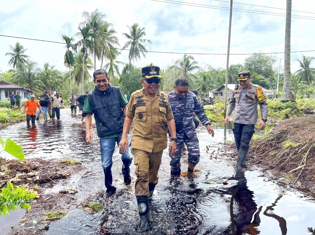 Tinjau Dampak Banjir di Sungaitohor Barat, Asmar Serahkan Sembako