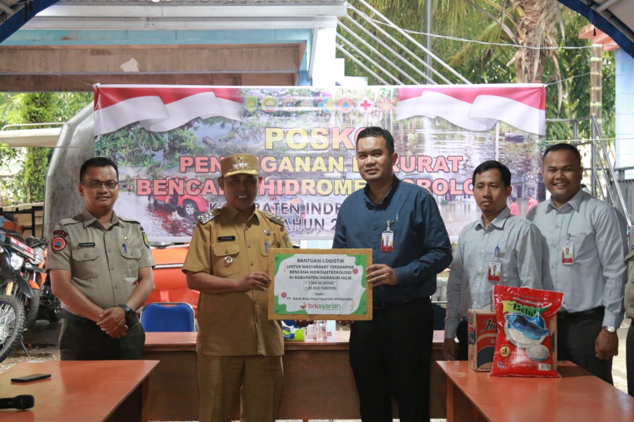 Pj Bupati Inhil Terima Bantuan 1 Ton Beras dan 66 Kardus Mie Instan dari BRK Syariah
