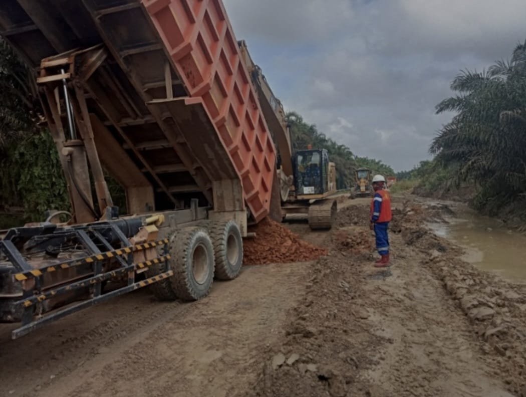 Gerak Cepat, PT.PHR Perbaiki Jalan di Kota Batak Kampar dan Sambungkan Akses Masyarakat