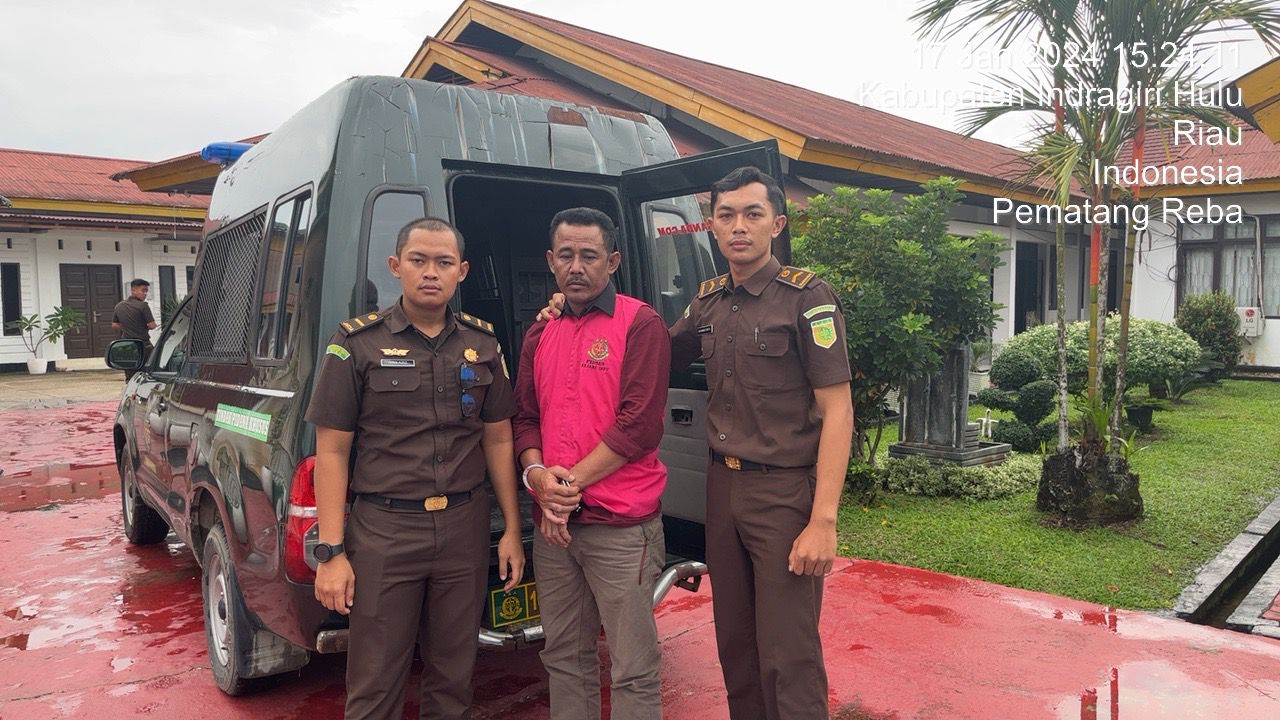 Kades Tanjung Sari "D" Tersangka Perkara Dugaan Tipikor APBDesa Ditahan Penyidik Kejari InhuÂ