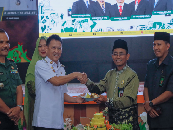 Pj Bupati Serahkan Kunci Rumah Tinggal Layak Huni dari Baznas Kampar
