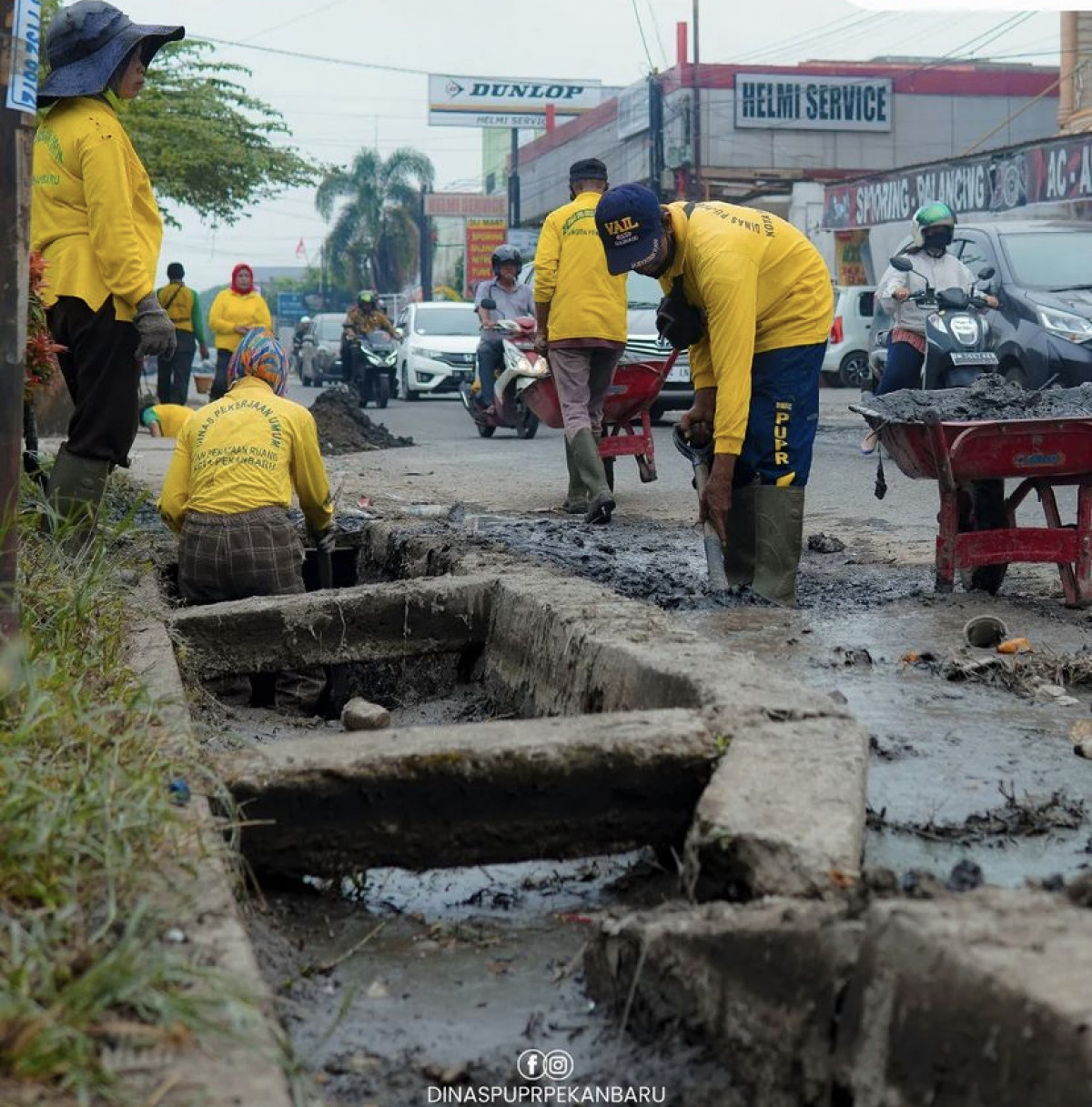 PUPR Pekanbaru Kerahkan Pasukan Kuning Normalisasi Drainase di Tiga Titik