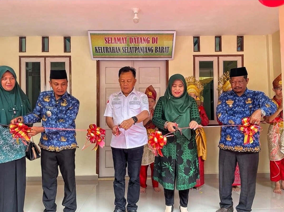Resmikan Kantor Lurah Selatpanjang Barat, Asmar Minta Lebih Semangat Layani Masyarakat