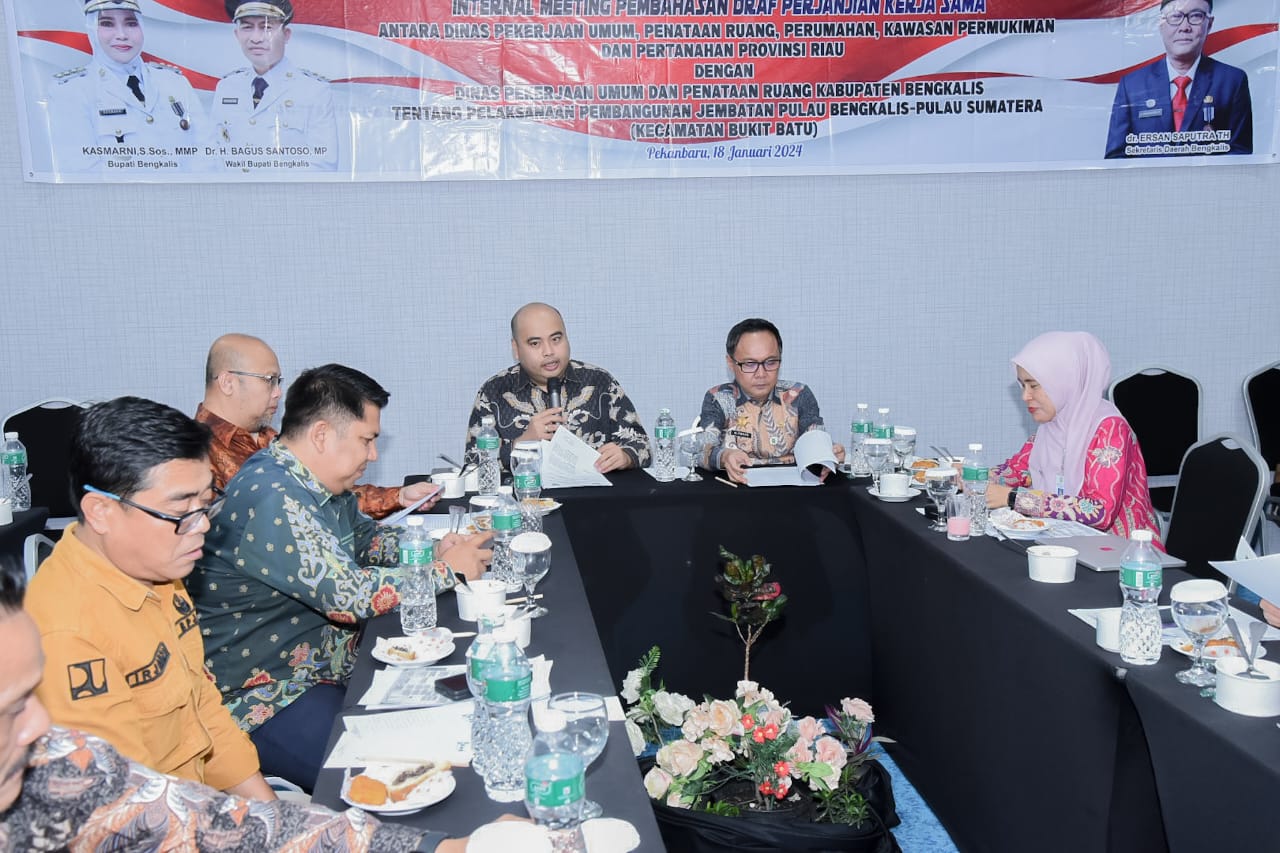 Sekda Pimpin Rapat Bersama Pembangunan Jembatan Pulau Bengkalis-Pulau Sumatera