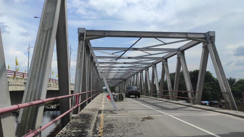 Tiang Atas Jembatan Siak II Rusak Diduga Tertabrak Alat Berat