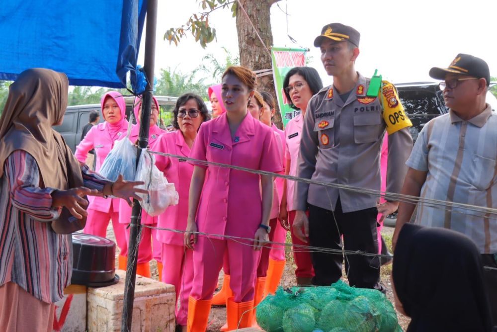 Baksos ke Korban Banjir, Kapolres Rohil dan Istri Sosialisasikan Pemilu Damai