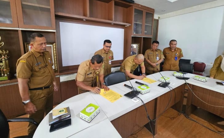 Jajaran Disdik Riau Tandatangani Pakta Integritas Komitmen Program Majukan Pendidikan