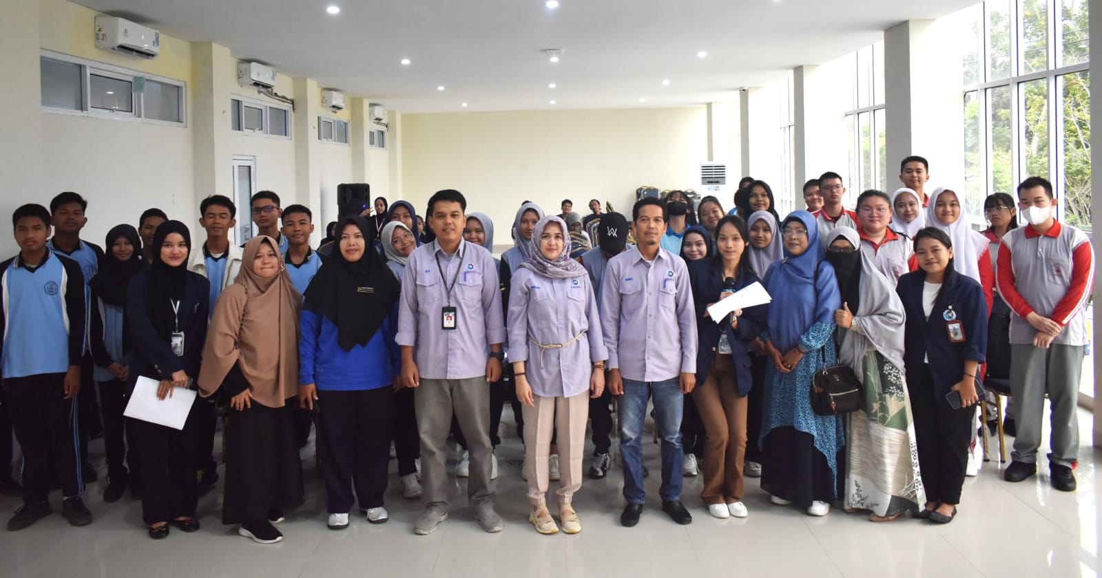 Mahasiswa Prodi D3 Bahasa Inggris-Polbeng Gelar English Adventure Competition 2024