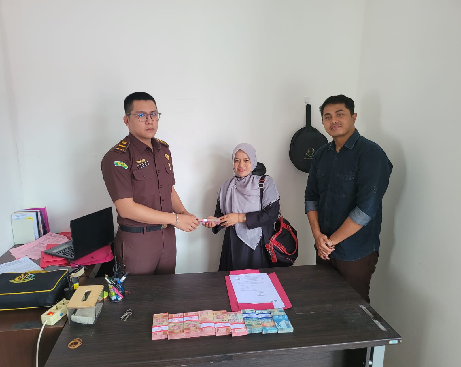 Kejari Kuantan Sengingi Terima Uang Pengganti dan Biaya Perkara Terpidana Hendra, AP., M.Si
