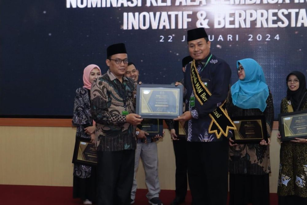 Kepala MAN 1 Kuansing Terima Anugerah Perma Pendis 2024