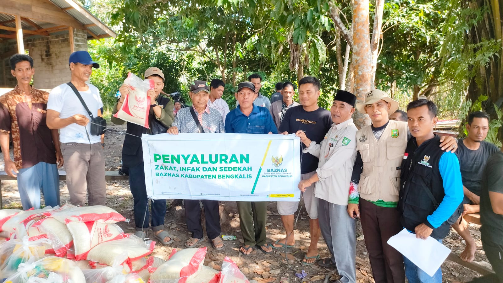 Baznas Bengkalis Salurkan Paket Sembako pada Masyarakat Miskin Ekstrem di Talang Muandau