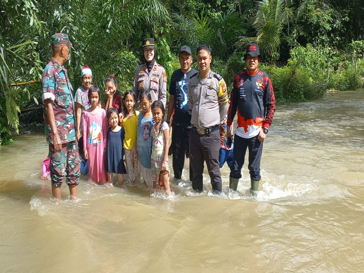 Kapolsek Kampar Bersama Camat Lakukan Pengecekan Lokasi Banjir di Desa Pulau Jambu