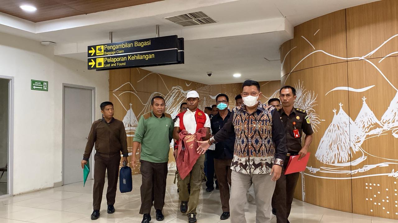Niat Hati Mau Kabur dari Kupang, Tim Tabur Kejagung Berhasil Mengamankan DPO Aris TaneoÂ
