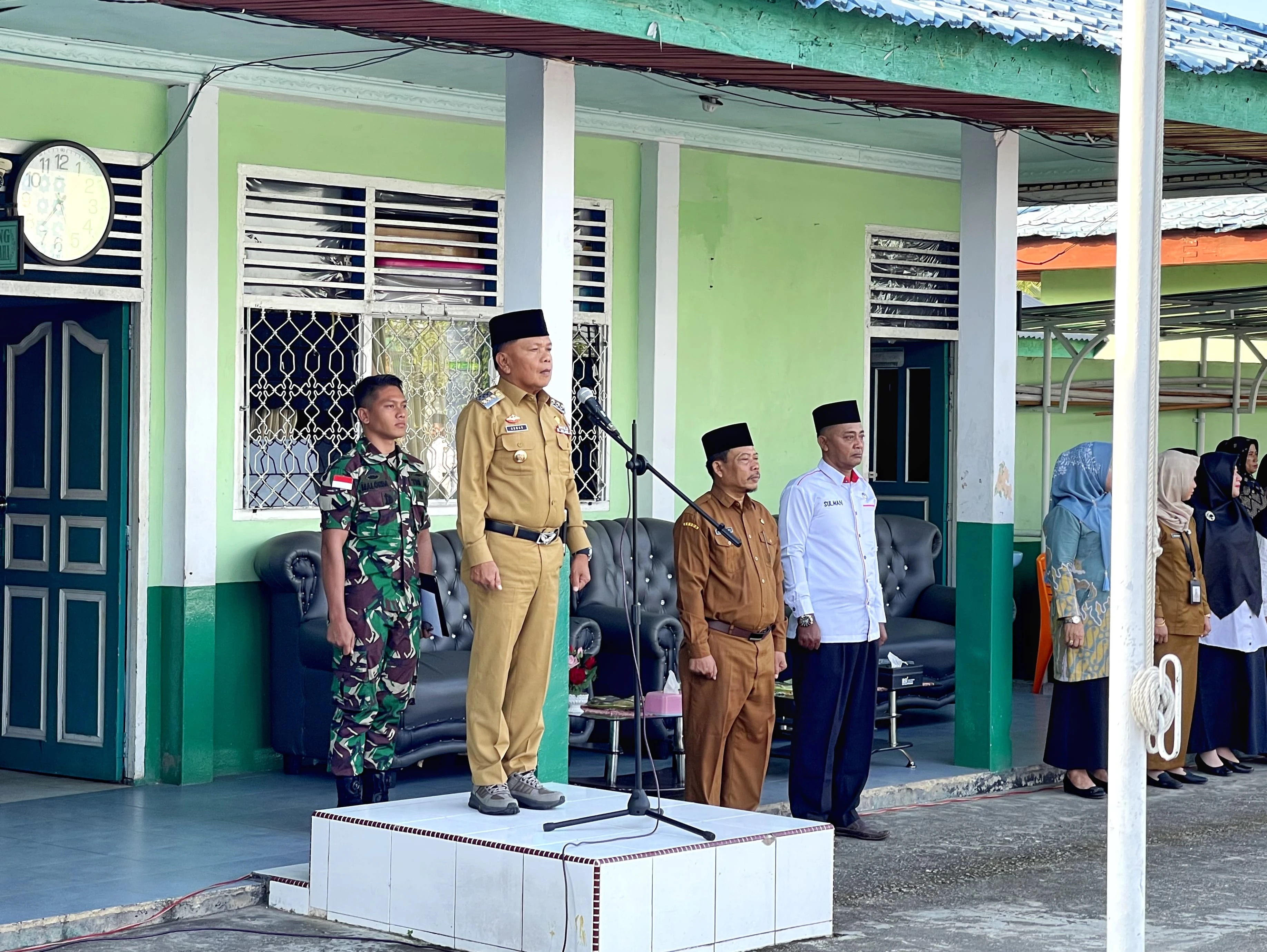 Plt Bupati Asmar Pimpin Upacara Bendera di MAN 1 Selatpanjang, Ini Pesannya