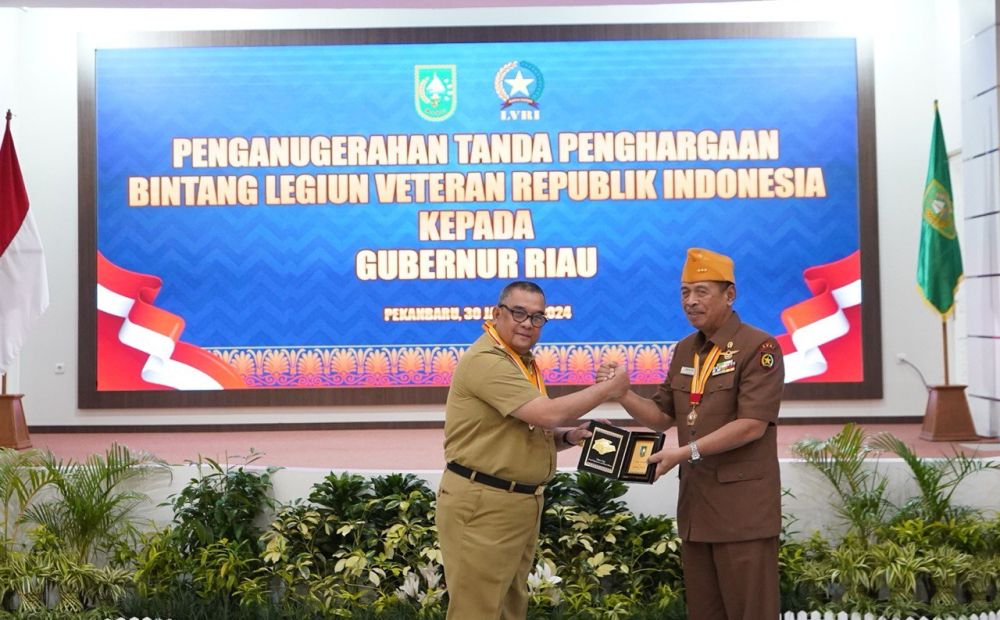 Dinilai Telah Berjasa, Gubri Dianugerahi Bintang LVRI
