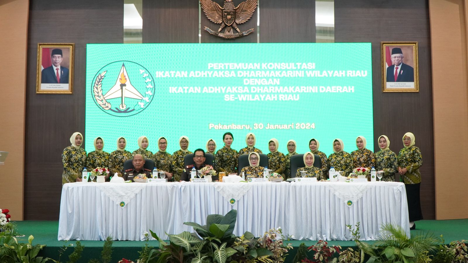 Kajati Akmal Abbas Memberikan Pengarahan dalam Pertemuan Konsultasi IAD Wilayah Riau