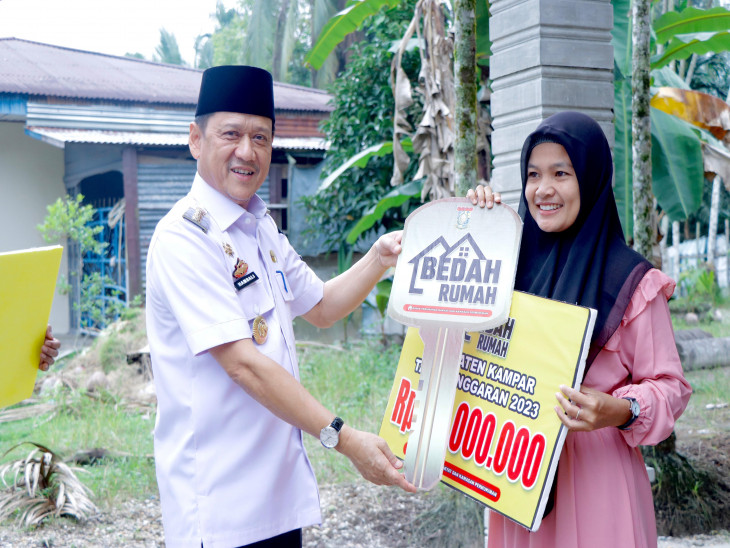 Pj Bupati Kampar Serahkan Bantuan Bedah Rumah kepada Masyarakat Penerima Manfaat