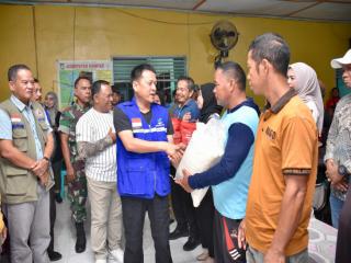 Pemkab Kampar Serahkan Bantuan 9,9 Ton Beras untuk Korban Banjir di Siak Hulu