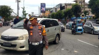 Dirlantas Polda Riau Berjibaku Urai Kemacetan di Pekanbaru