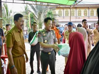 Pj Bupati Kampar Serahkan Bantuan untuk Korban Banjir di Desa KualuÂ 
