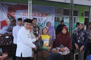 Pj Wali Kota Pekanbaru Tinjau Dua Lokasi Gerakan Pangan Murah