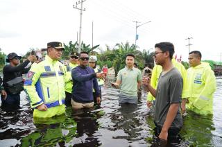 Terjang Banjir di Pelalawan, Kapolda Riau Salurkan Bantuan